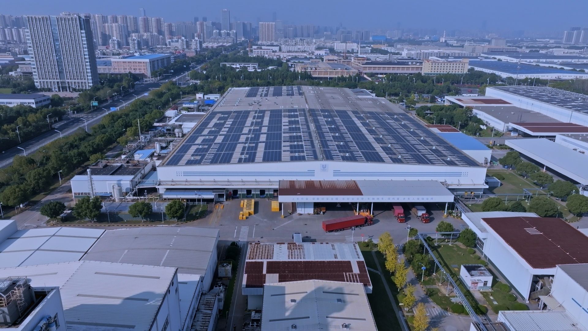 A shot of Unilever’s Hefei factory in China, equipped with solar panels on the roof. The city can be seen in the background.